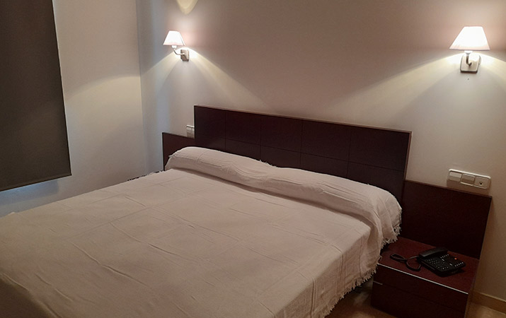 habitación doble con cama de matrimonio